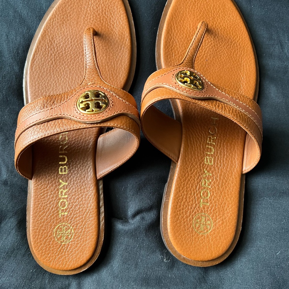 ‼️SOLD‼️
Tory Burch Tan Leather Sandals with Gold Accent